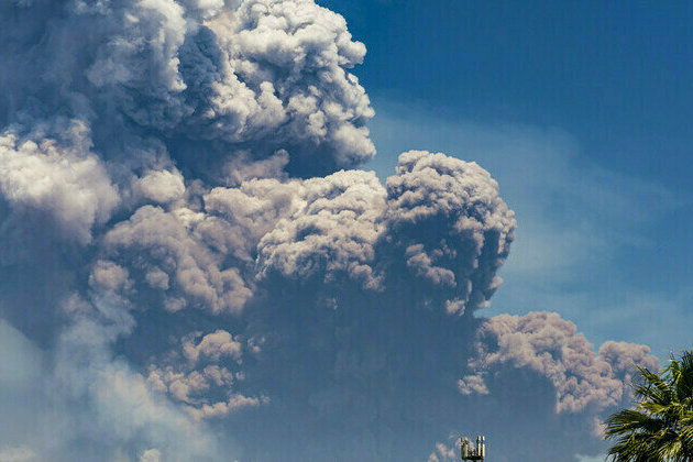 Volcano eruption causes panic in Italy 