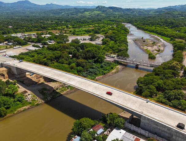 The new and previous bridge over the Paz River