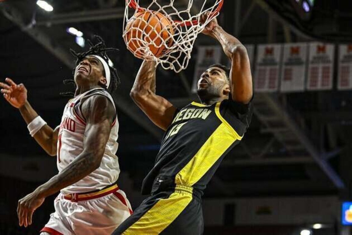 Late second-half spurt pushes Oregon past Maryland