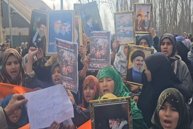 J-K: Shia locals chants "Pakistan Murdabad" during protest over Islamabad Mosque suicide bombing attack