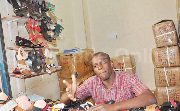 Tonny Kakembo, omu ku basuubuzi b’engatto ng’annyonnyola ku nsonga z’abasuubuzi b’e Rwanda. Tonny Kakembo, omu ku basuubuzi b’engatto ng’annyonnyola ku nsonga z’abasuubuzi b’e Rwanda.