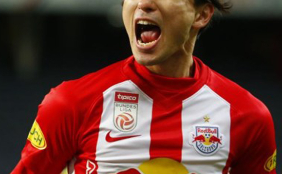 Minamino ng'asanyukira ggoolo gye yateebyera Salzburg. Liverpool egambibwa okuba nti yamusonjodde. Minamino ng'asanyukira ggoolo gye yateebyera Salzburg. Liverpool egambibwa okuba nti yamusonjodde.