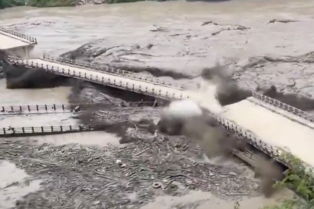 Scores killed in Nepal-Tibet floods,  well over 1,000 missing