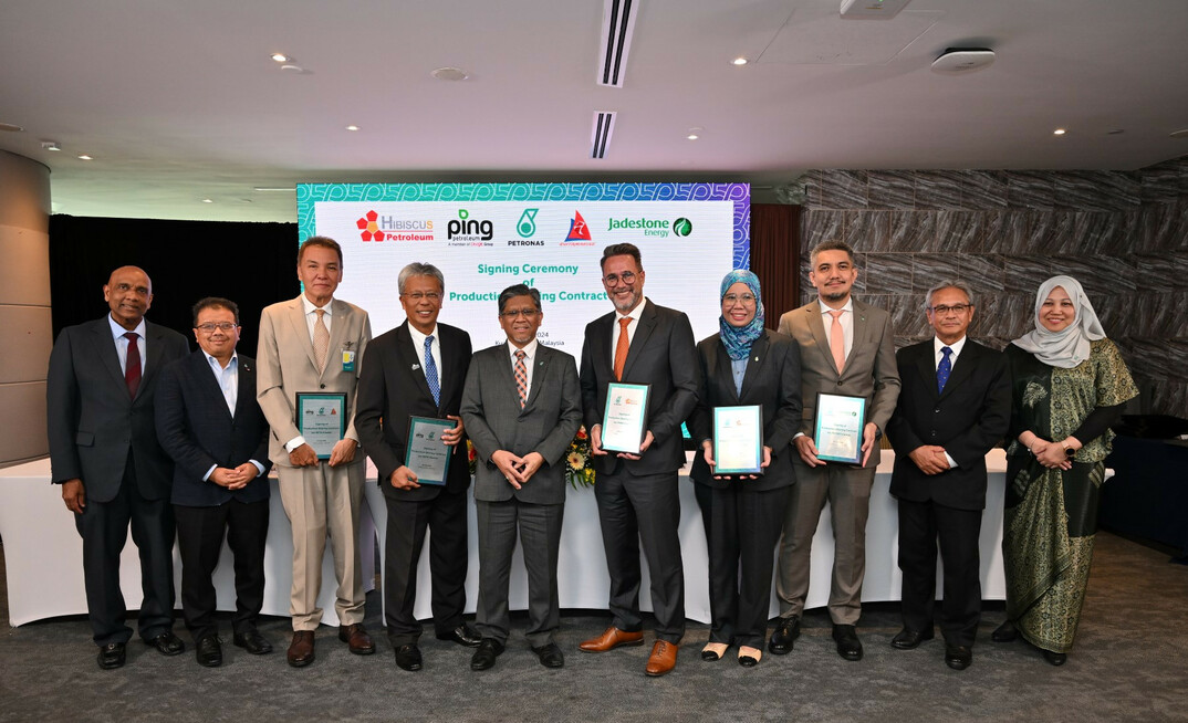 SVP of MPM, PETRONAS, Datuk Ir. Bacho Pilong (5th from left) with signatories and representatives from PCSB, Hibiscus Oil & Gas Malaysia Limited, Ping Petroleum, Duta Marine and Jadestone Energy at the signing of DRO PSCs marketed under the MBR+ Round 1