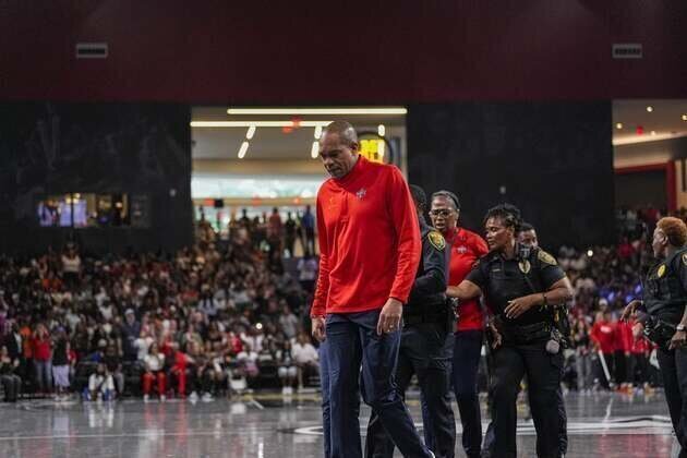 Mystics coach Sydney Johnson ejected, escorted off by police in loss to Dream