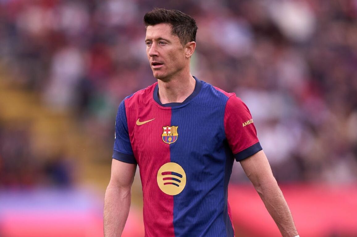 Barcelona's Robert Lewandowski suffers hamstring injury, club confirms - ESPN
