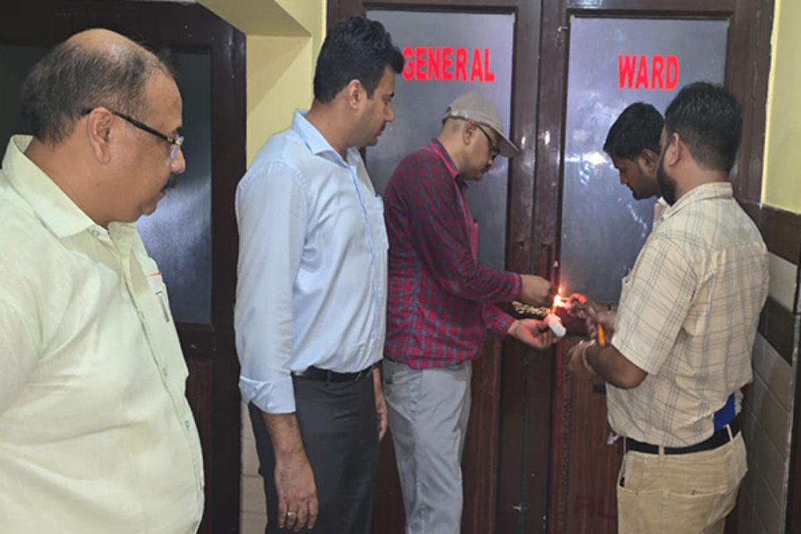 UP: Man carries newborn's dead body to Lakhimpur Kheri DM's office, hospital sealed