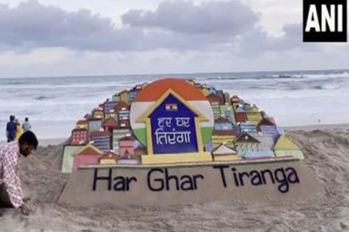 Sudarsan Pattnaik creates sand art based on theme of 'Har Ghar Tiranga'