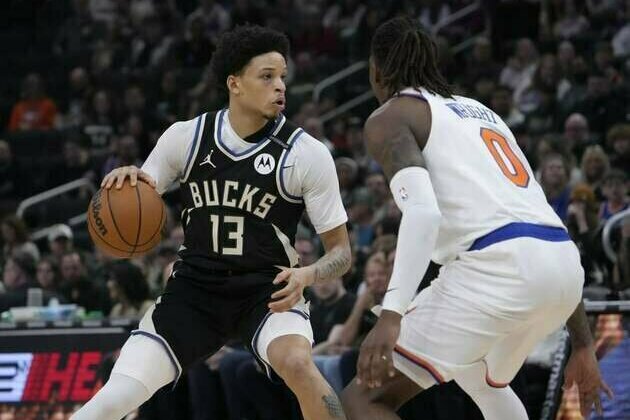 Knicks hold on for 1st season sweep of Bucks in 12 years