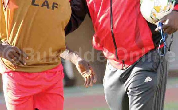 Basena (ku ddyo) ng’awa Bernard Muwanga ebiragiro mu kutendekebwa e Namboole. Basena (ku ddyo) ng’awa Bernard Muwanga ebiragiro mu kutendekebwa e Namboole.
