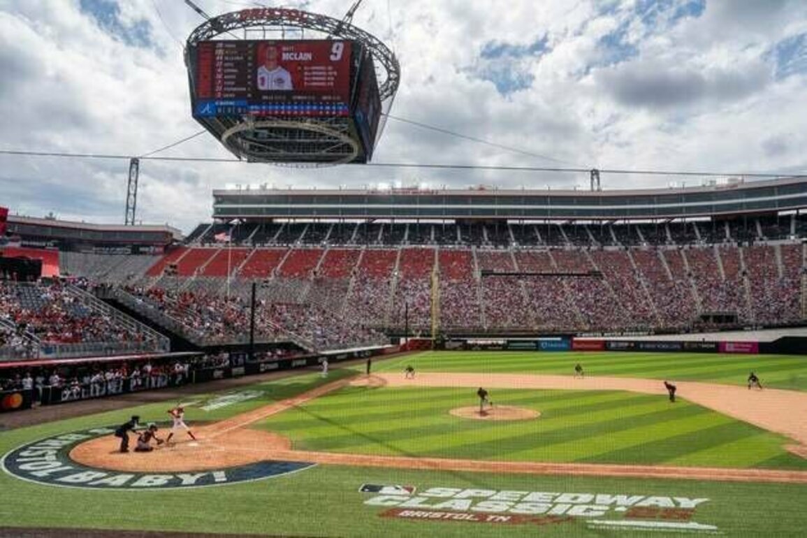 Speedway Classic draws largest MLB crowd since 1954