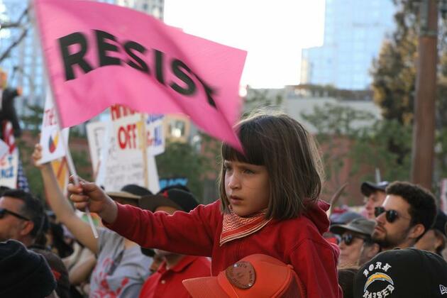 Thousands rally in L.A. amid nationwide "Hands Off" campaign against Trump's policies