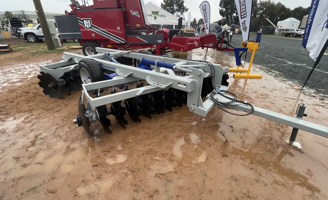 Primary Sales has developed a clever ‘endless’ point which can be fitted to a variety of seeding tool bars. 