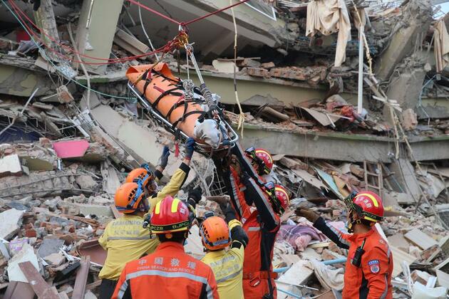 SpotNews | Chinese rescuers pull out pregnant survivor in quake-hit Myanmar city Mandalay