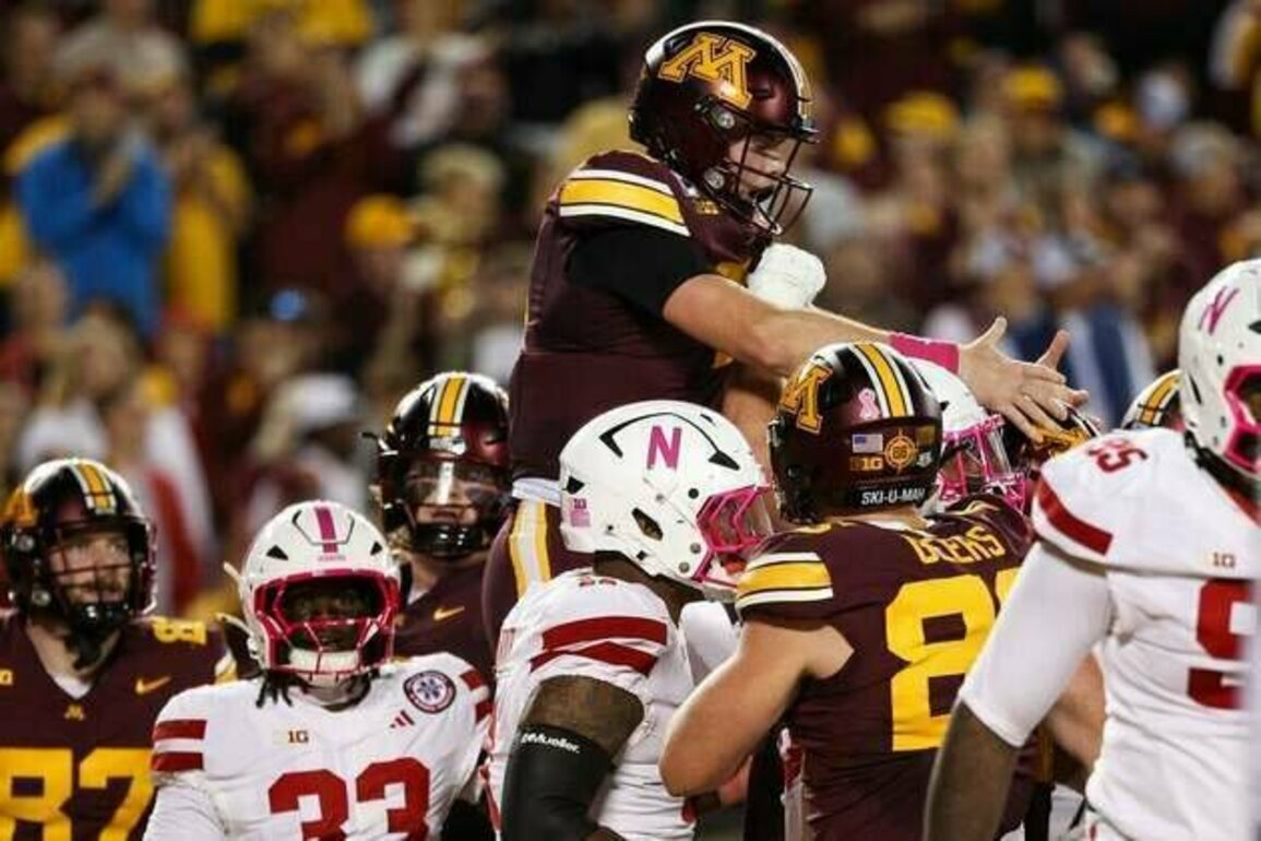 Minnesota (school-record 9 sacks) swarms No. 25 Nebraska