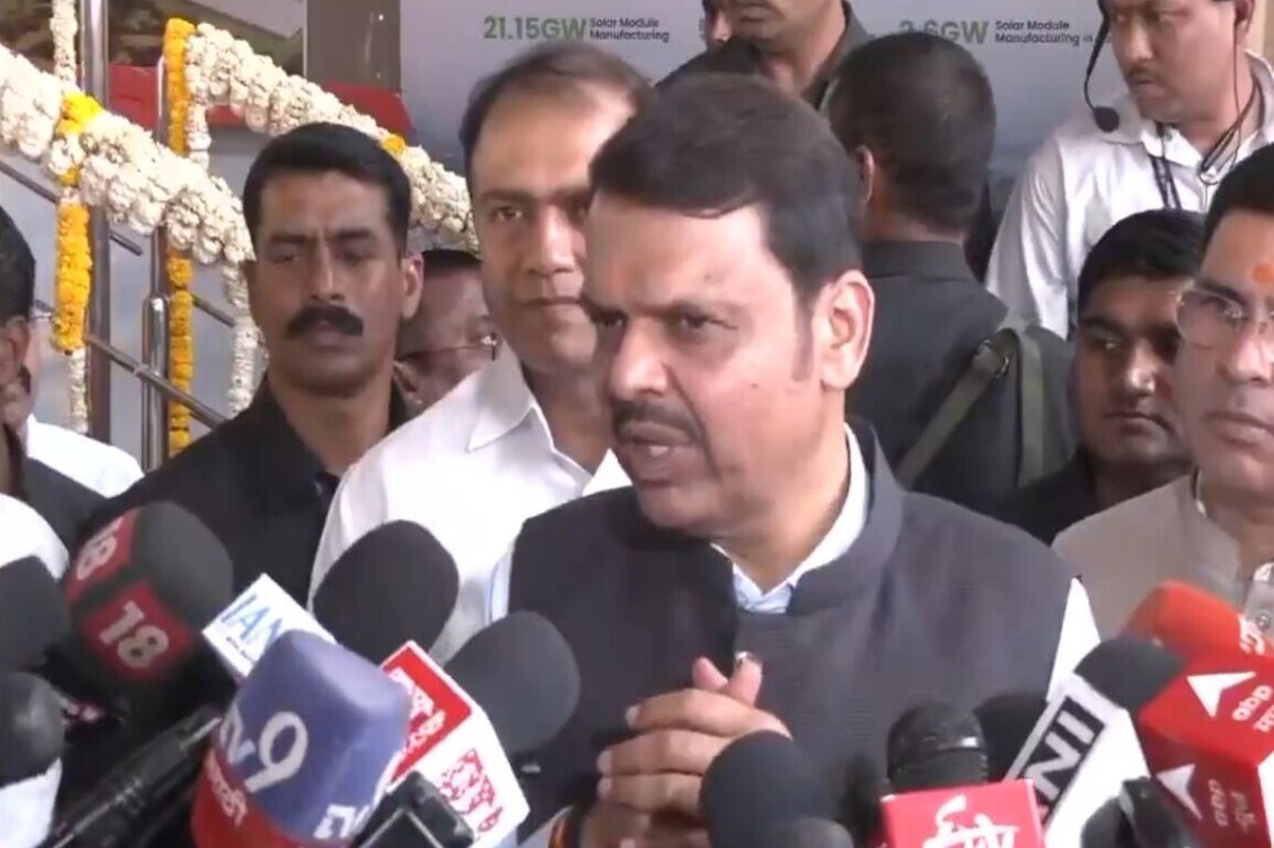 "Congress should stop misleading the country": Maharashtra CM Devendra Fadnavis on LPG constraints