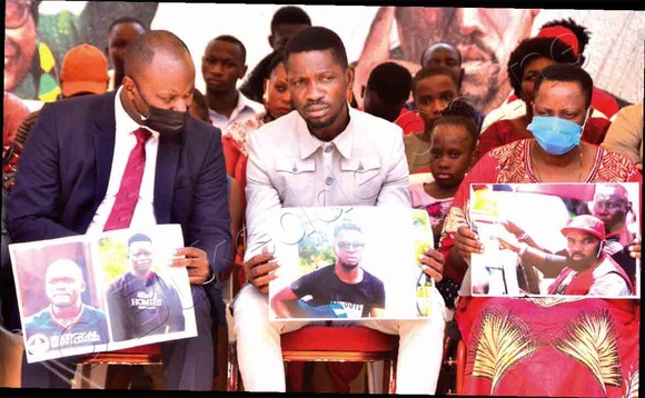 Kyagulanyi (wakati), Ssaabawandiisi wa NUP Lubongoya ne Nambooze nga bakutte ebifaananyi by’abaakwatibwa. Kyagulanyi (wakati), Ssaabawandiisi wa NUP Lubongoya ne Nambooze nga bakutte ebifaananyi by’abaakwatibwa.