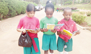 Abayizi ba Kitante Primary School nga basoma obutabo. Abayizi ba Kitante Primary School nga basoma obutabo.