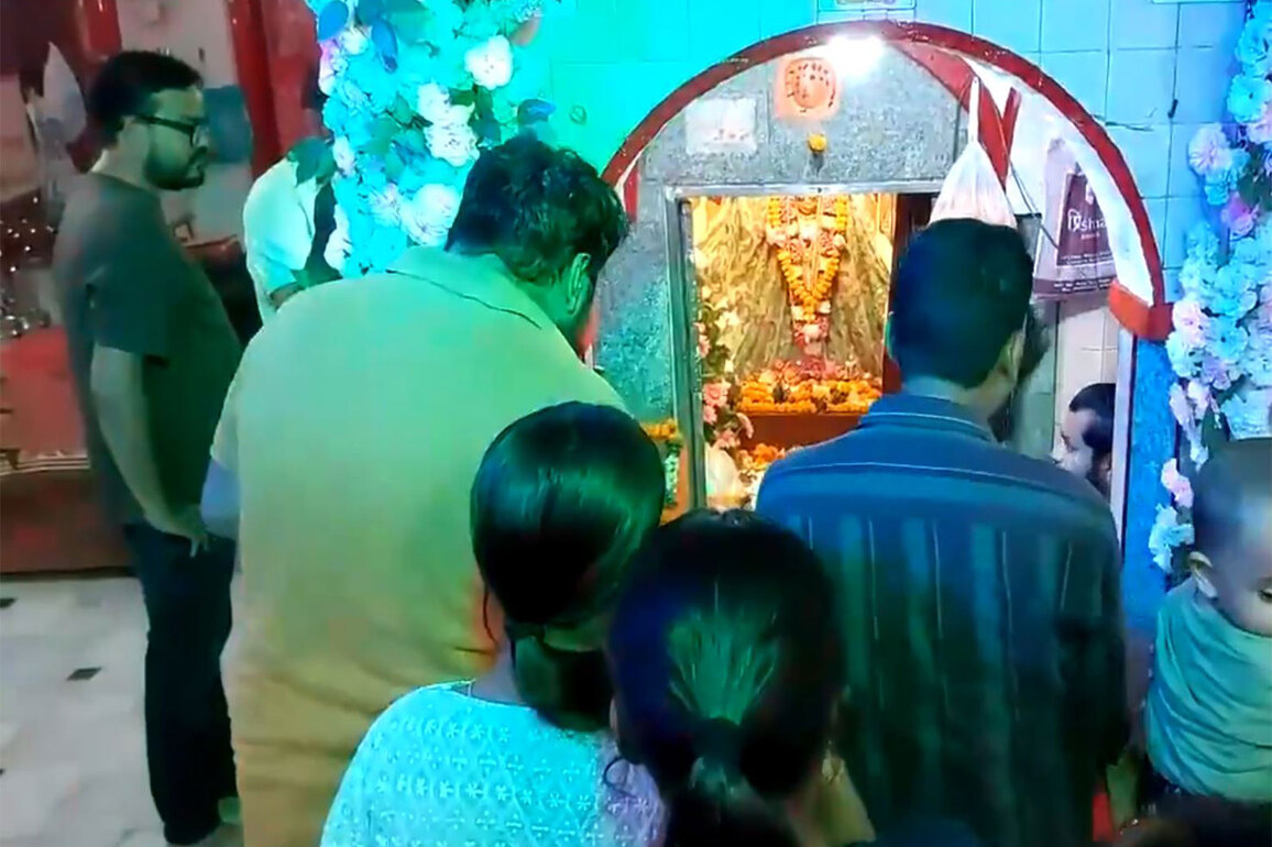 Uttarakhand: Devotees gather at Shitla Mata temple to seek blessings during Navratri