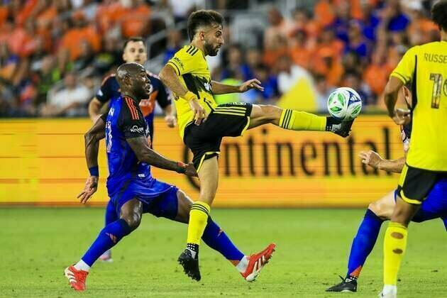 Columbus overcomes early deficit, rain delay to top FC Cincinnati
