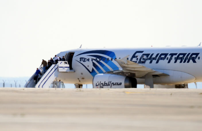  assengers disembark an gyptir irbus 320 sitting on the tarmac of arnaca airport after it was hijacked and diverted to yprus on arch 29 2016  hijacker seized the gyptian airliner and diverted it to yprus before releasing all the passengers except four foreigners and the crew officials and the airline said   