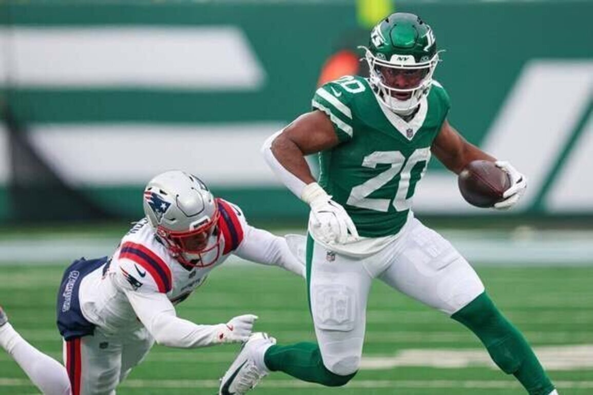 Jets plan to use franchise tag on RB Breece Hall if deal not reached