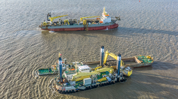 Boskalis TSHD Gateway and Backhoe dredger Magnor