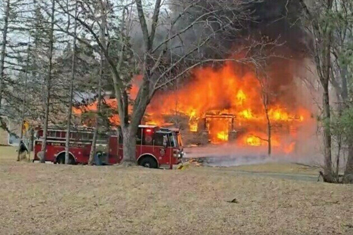 Plane Crashes in US Minnesota Residential Area, Sets House on Fire