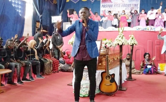 Bugembe ng'abuulira enjiri mu kusabira omugenzi Yiga. Bugembe ng'abuulira enjiri mu kusabira omugenzi Yiga.
