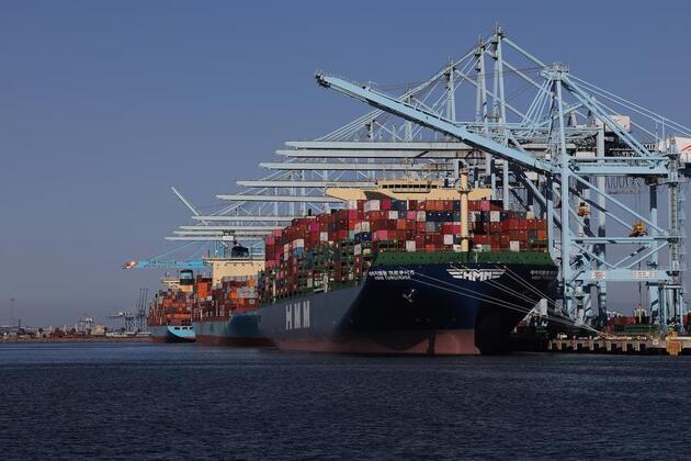 Roundup: U.S. major ports seek stability over court ruling against Trump's tariff policy