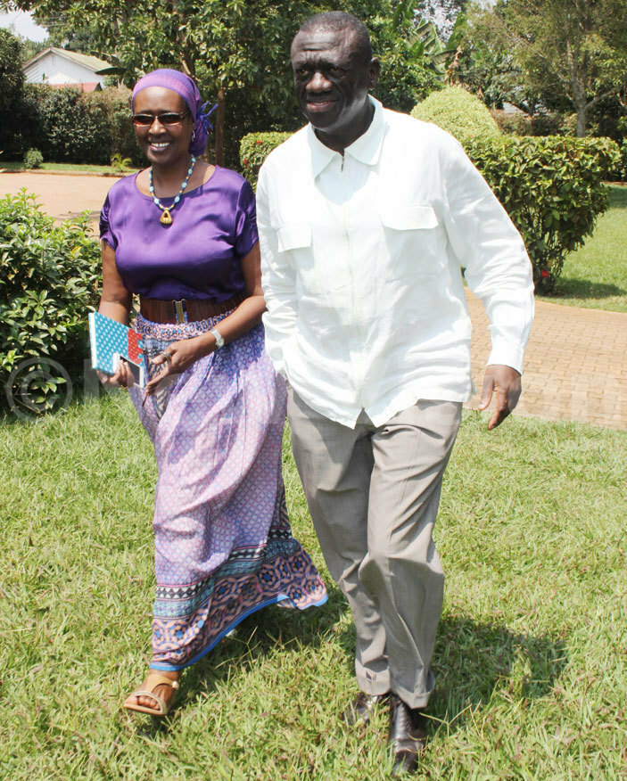  xecutive director of xfam nternational innie yanyima with her husband r izza esigye the former orum for emocratic hange presidential candidate