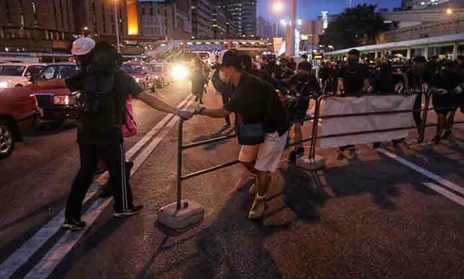 Hong Kong protesters defy police with 'hit-and-run' rallies Hong Kong protesters defy police with 'hit-and-run' rallies