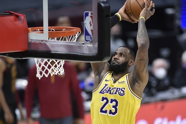 Lakers put perfect road record on line against Sixers