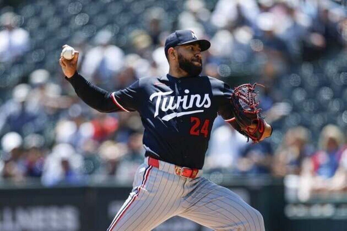Jays acquire RHP Simeon Woods Richardson from Twins for cash