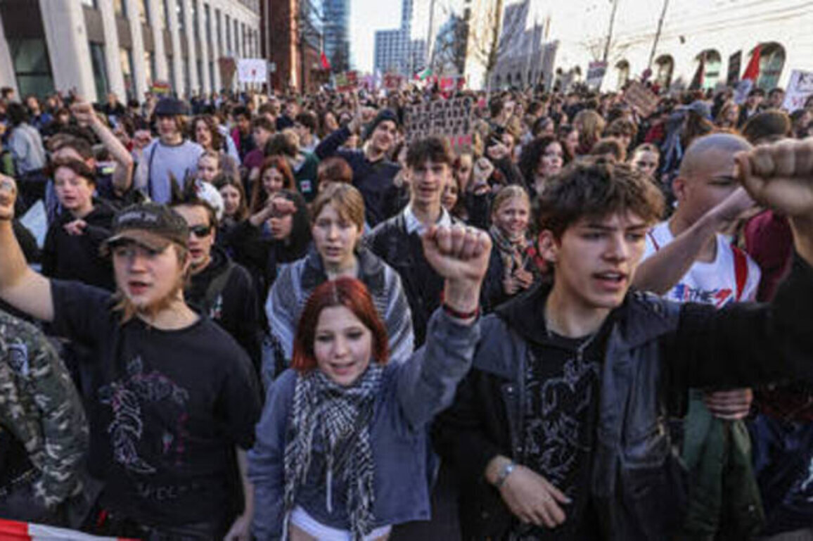 Thousands of students protest against draft in Berlin (VIDEOS)