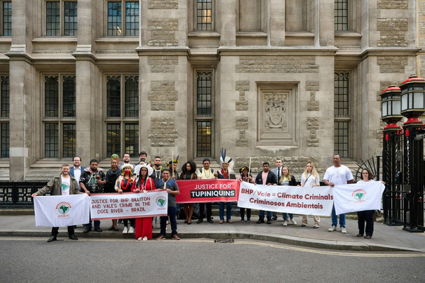 Vítimas de Mariana protestam em frente a tribunal na Inglaterra reino unido indenização rompimento barragem fundão