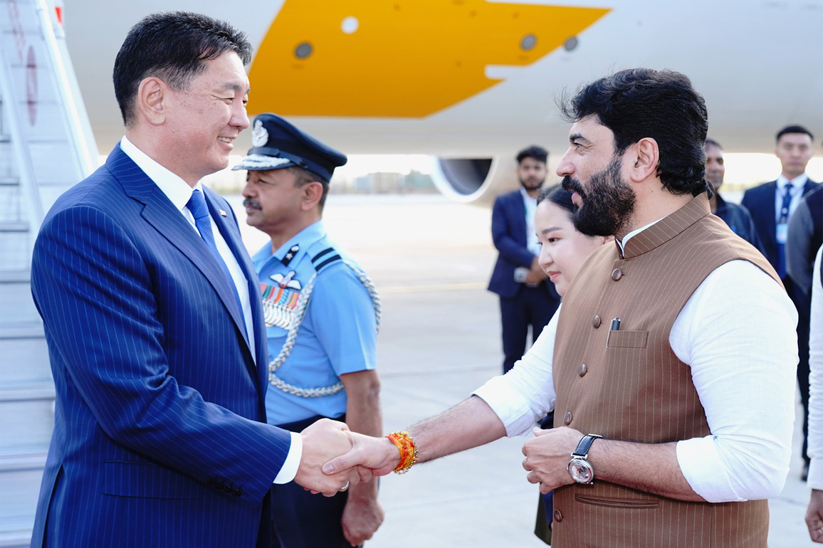 Mongolian President arrives in Delhi, accorded guard of honour