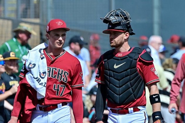 D-backs C Carson Kelly fractured forearm on HBP