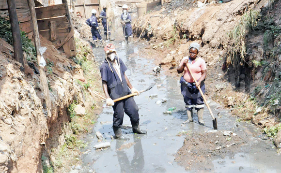 Abakozi ba KCCA nga balongoosa ogumu ku mwala egisangibwa mu kifo kino. Abakozi ba KCCA nga balongoosa ogumu ku mwala egisangibwa mu kifo kino.
