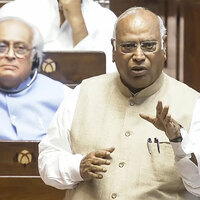 "PM Modi's speech full of mudslinging, and outright lies": Mallikarjun Kharge