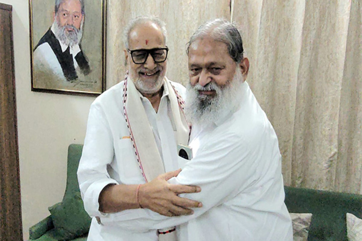 Haryana Minister Anil Vij welcomes former Odisha Governor Ganeshi Lal in Ambala