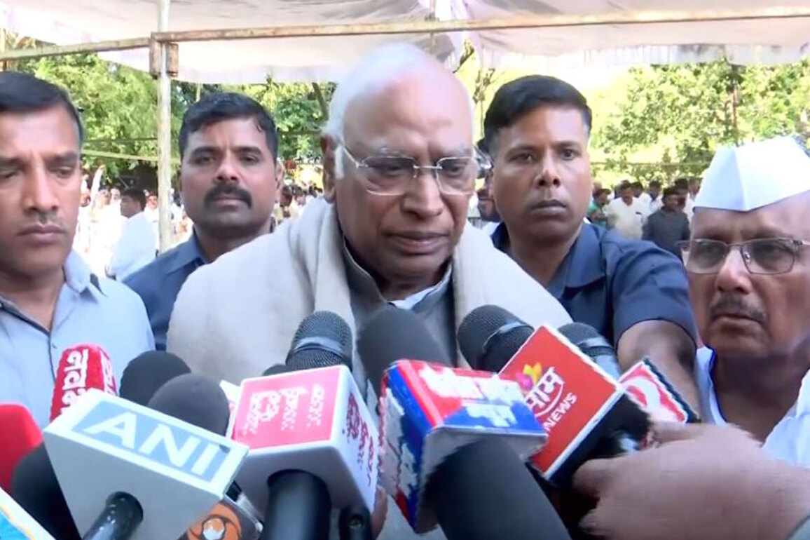 "Rare to find people with such clean image in politics...": Congress chief Mallikarjun Kharge pays tribute to Shivraj Patil