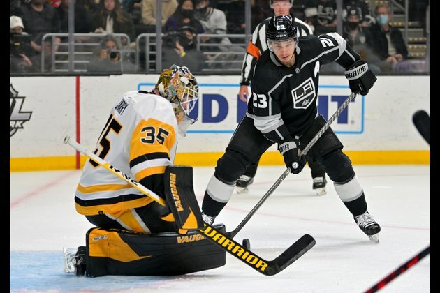 Three-goal explosion sends Kings past Penguins