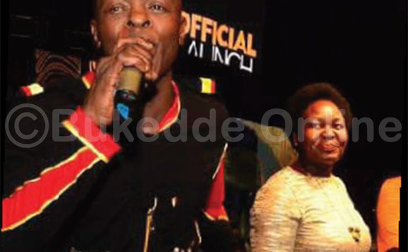 Nankabirwa ng’atunuulidde Chameleone mu ngeri y’okumwewuunya. Nankabirwa ng’atunuulidde Chameleone mu ngeri y’okumwewuunya.