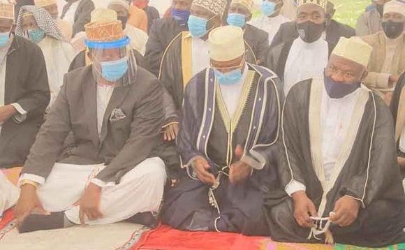 Omulangira Nakibinge (ku kkono) ne Supreme Mufuti mu Dduwa. Omulangira Nakibinge (ku kkono) ne Supreme Mufuti mu Dduwa.
