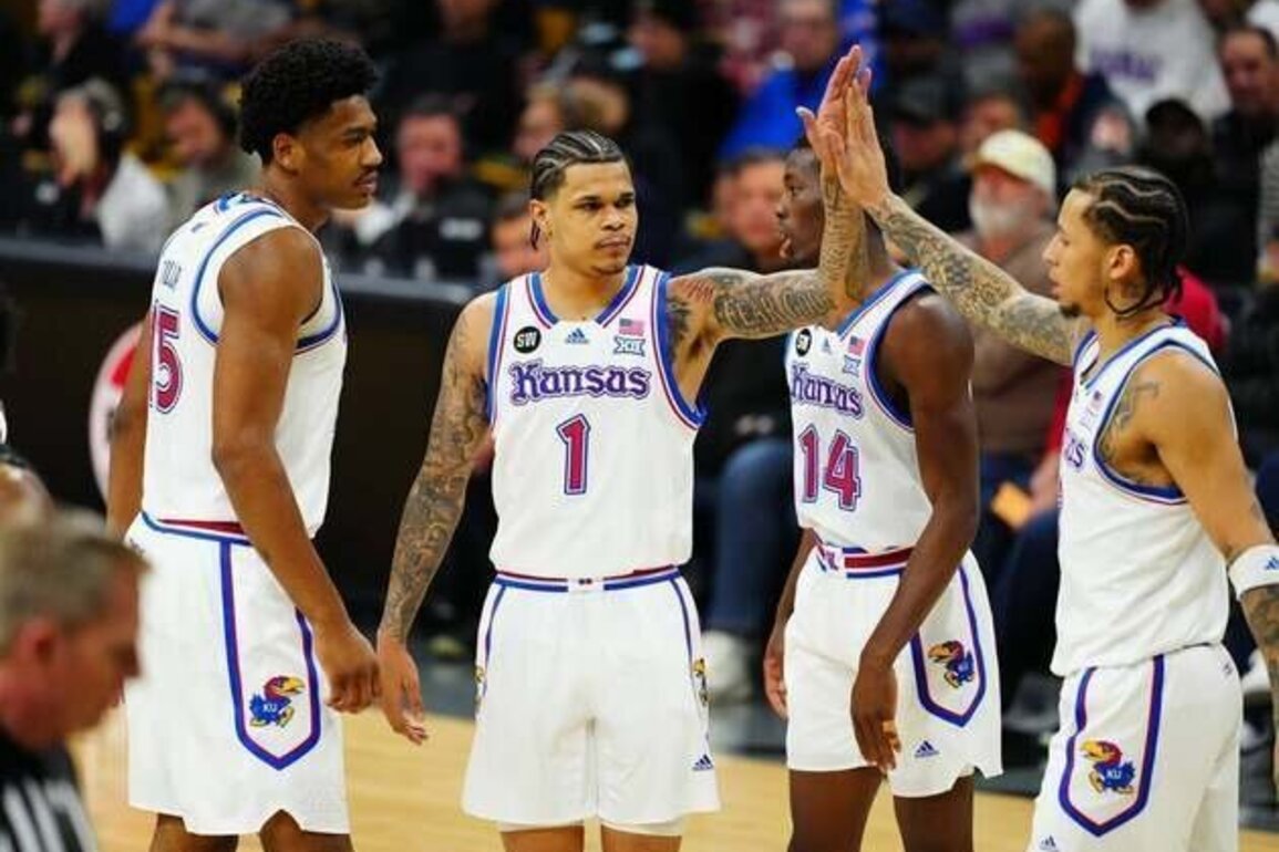 Flory Bidunga, No. 19 Kansas pull away from Kansas State late