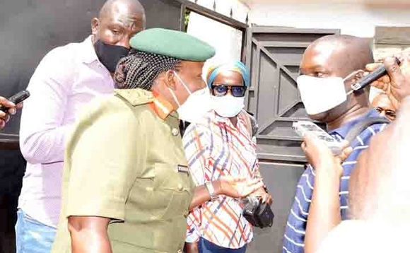 Brig. Gen. Flavia Byekwaso ng'ayogera ne bannamawulire. Brig. Gen. Flavia Byekwaso ng'ayogera ne bannamawulire.