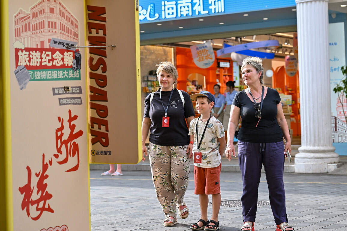 (HainanOutlook) CHINA-HAINAN-HAIKOU-QILOU OLD STREET-FOREIGN TOURISTS (CN)