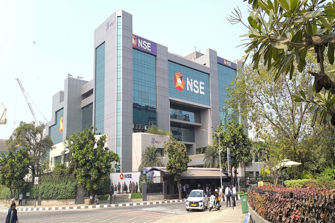 Stock market ends in red; Sensex settles over 1000 pts low