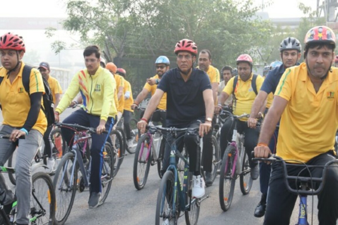 Fit India Sundays on Cycle: Sports Minister Mandaviya leads 750 participants with teachers at special event in Delhi